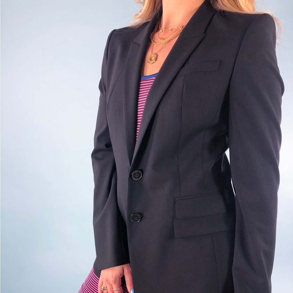 Hugo Boss navy blue Blazer

Condition: Excellent

Size: Medium